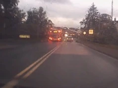 Brawurowa jazda kierowcy miejskiego autobusu. Wszystko nagrała kamera