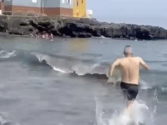 Burmistrz kąpie się w zanieczyszczonej wodzie. Kontrowersje wokół Playa Jardín na Teneryfie