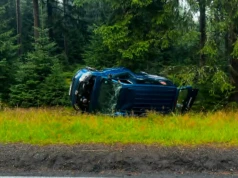 Ciężarówka otarła się o busa. Volkswagen wypadł z drogi i przewrócił się na bok
