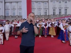 Eldo zaskoczył na Krakowskim Przedmieściu. Zagrał z ludową kapelą przed Pałacem Prezydenckim