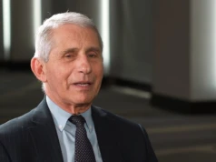 Anthony Fauci uznany winnym. W tle ogłoszona pandemia koronawirusa