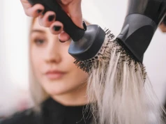 Wiele osób obwinia suszarkę o zniszczone włosy. Prawdziwa przyczyna często jest inna