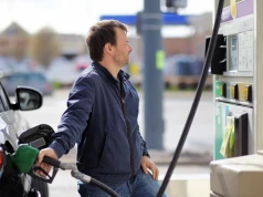 Paliwowa pętla na szyi gospodarki. Polacy przesiadają się na rowery, firmy na granicy
