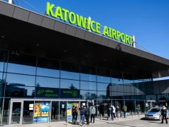 Walizka porzucona przed lotniskiem w Katowicach. W środku zakazane przedmioty