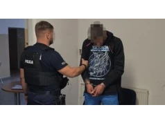 Warszawa: Nocny wybryk zakończył się zarzutami. Zniszczył kilka samochodów