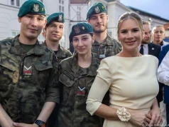 Marta Nawrocka w kolorze sezonu na rocznicy zaprzysiężenia Nawrockiego