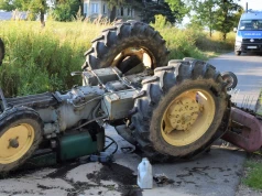 Tragiczny wypadek w Podolanach. Ciągnik przewrócił się na skarpie i przygniótł 64-latka