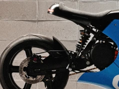 Ten café racer wygląda obłędnie. Jego twórcy chcą naprawić problem elektrycznych motocykli