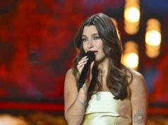 Julia Wieniawa w wakacyjnej stylizacji. Uwagę przyciąga jeden niepozorny dodatek