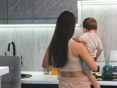 Dziś trudniej być mamą. "Moja matka nie wie, jak to jest mieć 3 dzieci, bo starsze były u babci"