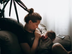 "Mom brain" naprawdę istnieje. Naukowcy wyjaśniają, co dzieje się z mózgiem mamy po porodzie