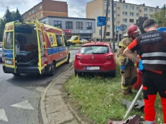 Kosiarz trawy potrącony przez osobówkę na rondzie Agnieszki Osieckiej