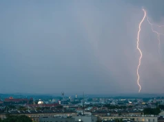 Silne burze nad Polską. Eksperci mówią, czy zamykanie okien jest konieczne