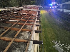 Gwałtowna burza nad gminą Stężyca. 48 interwencji strażaków, uszkodzone domy i samochody