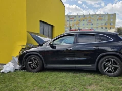 Auto uderzyło w budynek żłobka w Kutnie. Ewakuowano 33 osoby