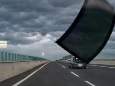 BYD nagle stracił tylną szybę na autostradzie. Poleciała prosto w jadące auto