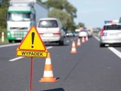 Wypadek pod Sulechowem. Bus uderzył w traktor służby drogowej