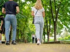 Spacer na wzdęcia robi furorę w sieci. Dietetyczka tłumaczy, co robić, by miał jak najlepsze efekty