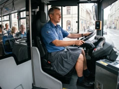 Kierowca autobusu w Warszawie założył spódnicę. Ludziom odbiło od upałów