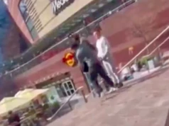 Brutalny atak przed Złotymi Tarasami. 20-latek po ciosie spadł ze schodów