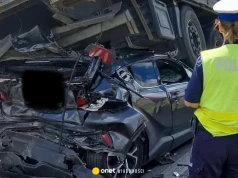 Groźny wypadek w Garbatce. Samochód znalazł się pod ciężarówką