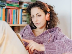 Książki wracają do codzienności, tylko w nowej formie. Skąd bierze się boom na audiobooki?