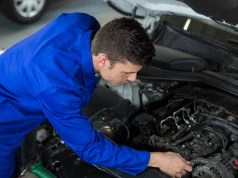 Auto zachowuje się inaczej na zakrętach? Problem może mieć wpływ na drogę hamowania