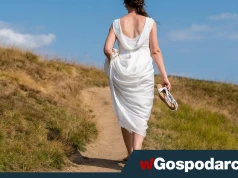 Chodzenie boso - prosty nawyk, który aktywuje stopy i pobudza zmysły