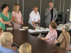 Pomoc na jedno kliknięcie. Seniorzy z gminy Ślesin otrzymali opaski bezpieczeństwa
