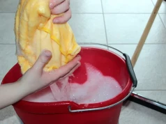 Kilka kropli do wody wystarczy. Podłoga dłużej wygląda na świeżo umytą