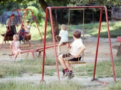 Najszczęśliwsze dzieci mieszkają w tym kraju. Polska ma powody do niepokoju