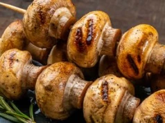 Pieczarki na grillu zrobią furorę. Tylko wcześniej odpowiednio je zamarynuj