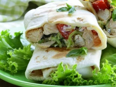 Domowy kebab z kurczakiem i ciągnącym serem. Smakuje genialnie i nie obciąża żołądka