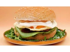 Domowy burger z patelni. Źródło białka i zdrowych tłuszczów