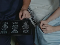 Nadciśnienie, palenie i choroby serca powiązane ze zmianami zwiększającymi ryzyko demencji
