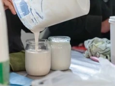 Ależ ten napój przynosi ulgę jelitom. Seniorzy powinni po niego sięgać jak najczęściej