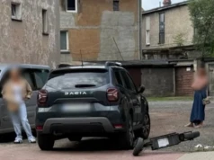 Na hulajnodze prosto w samochód