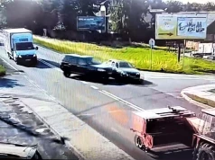 20-latek w BMW wyprzedzał sznur aut przed skrzyżowaniem. Uszkodzony Land Rover i ciągnik rolniczy