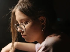 Zmienne nastroje u nastolatek. Psychiatra wyjaśnia, skąd to się bierze