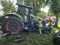 Rozbity ciągnik na drodze, kierowcy brak