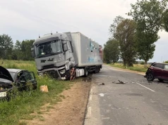 Ciężarówka uderzyła w auta stojące na DK61. Jedna osoba trafiła do szpitala