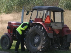 Zaorał nowy asfalt za 400 tys. zł. Rolnika zatrzymała policja. Jest nagranie