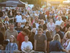 Pleszew spragniony dobrych koncertów! Mezo rozkołysał publiczność pod Zajezdnią Kultury. Później imprezę pod letnim niebem rozkręcił DJ
