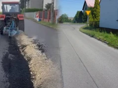Rolnik zaorał nowy asfalt. Mieszkańcy oburzeni