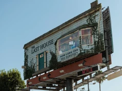 Zamieszkał w billboardzie nad Sunset Boulevard. Nietypowa akcja Netflixa w Los Angeles