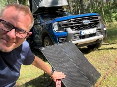Pojechałem na biwak, gdzie nie ma prądu. Wziąłem lodówkę i przenośny panel solarny. Tak to działa w praktyce