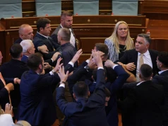 Premier Kurti obrzucony jajkami. Posłanka w Kosowie wpadła w szał