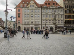 Samochodem czy pociągiem? Ile kosztuje rodzinny wyjazd z Wrocławia do najpopularniejszych wakacyjnych miejscowości?