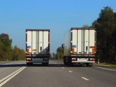 Tabliczka TIR na ciężarówce. Każdy ją zna, mało kto wie, co oznacza
