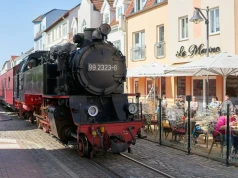Najstarsza kolej wąskotorowa nad Bałtykiem. Pojedziesz tuż obok kawiarni i domów